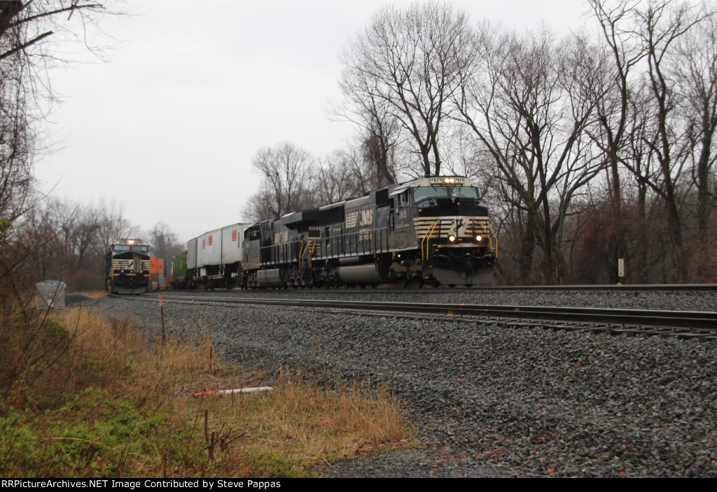 NS 1815 takes train 20E past 20R, which holds on the siding 